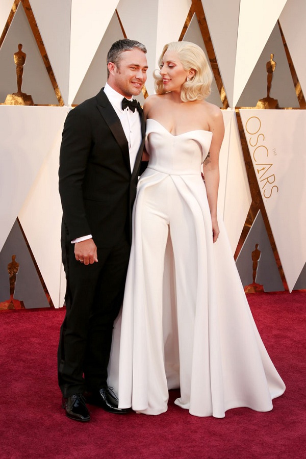 Couple de stars du spectacle extravagant: Taylor Kinney et Lady Gaga