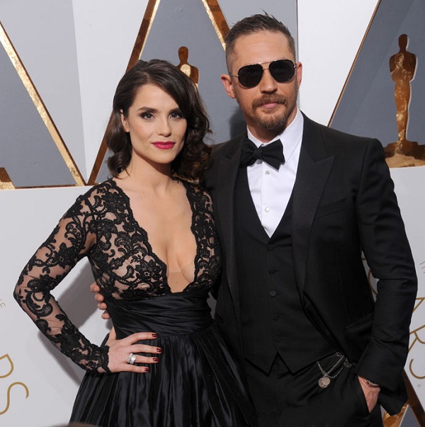 Deux stars étrangères du cinéma et de l'industrie du spectacle en 2024: Tom Hardy et Charlotte Riley sont encore souvent sortis ensemble et sont considérés comme un couple très spectaculaire.