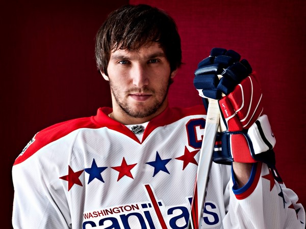 Le joueur de hockey Alexander Ovechkin sur la liste Les célébrités les plus riches du cinéma, du spectacle, du sport 2024 ont un revenu de 12,1 millions de dollars.