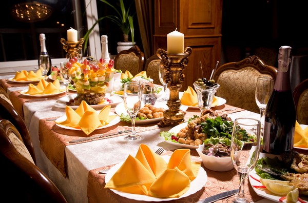 service avec argenterie et verres à pied en verre pour une fête